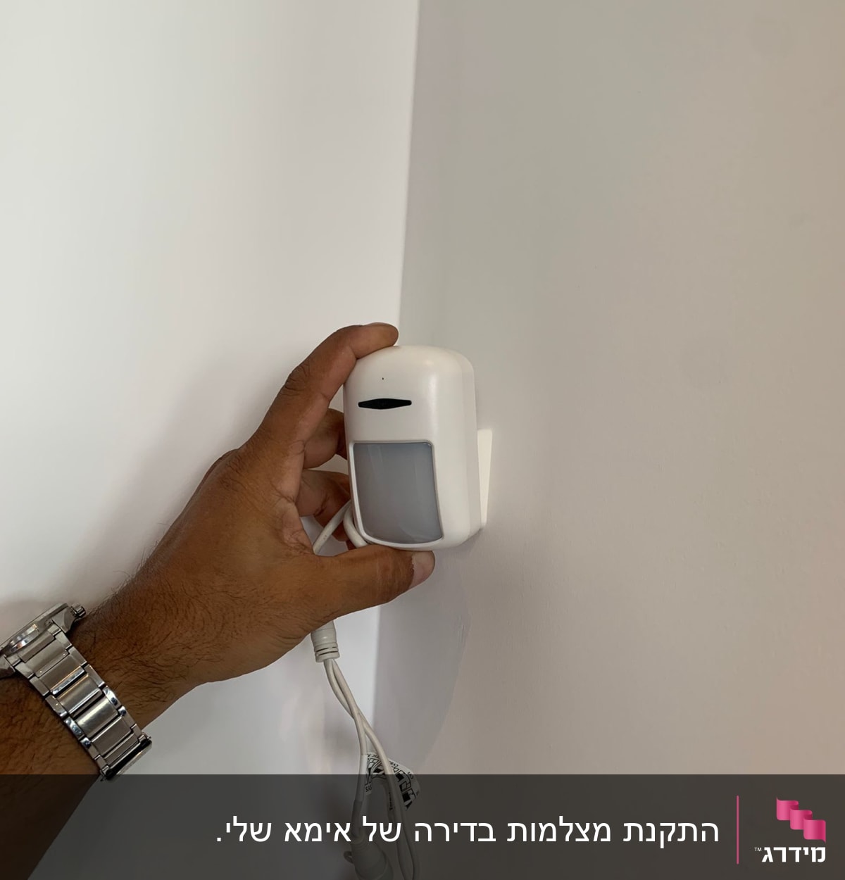 יד מחזיקה חיישן תנועה עם כבלים מחוברים